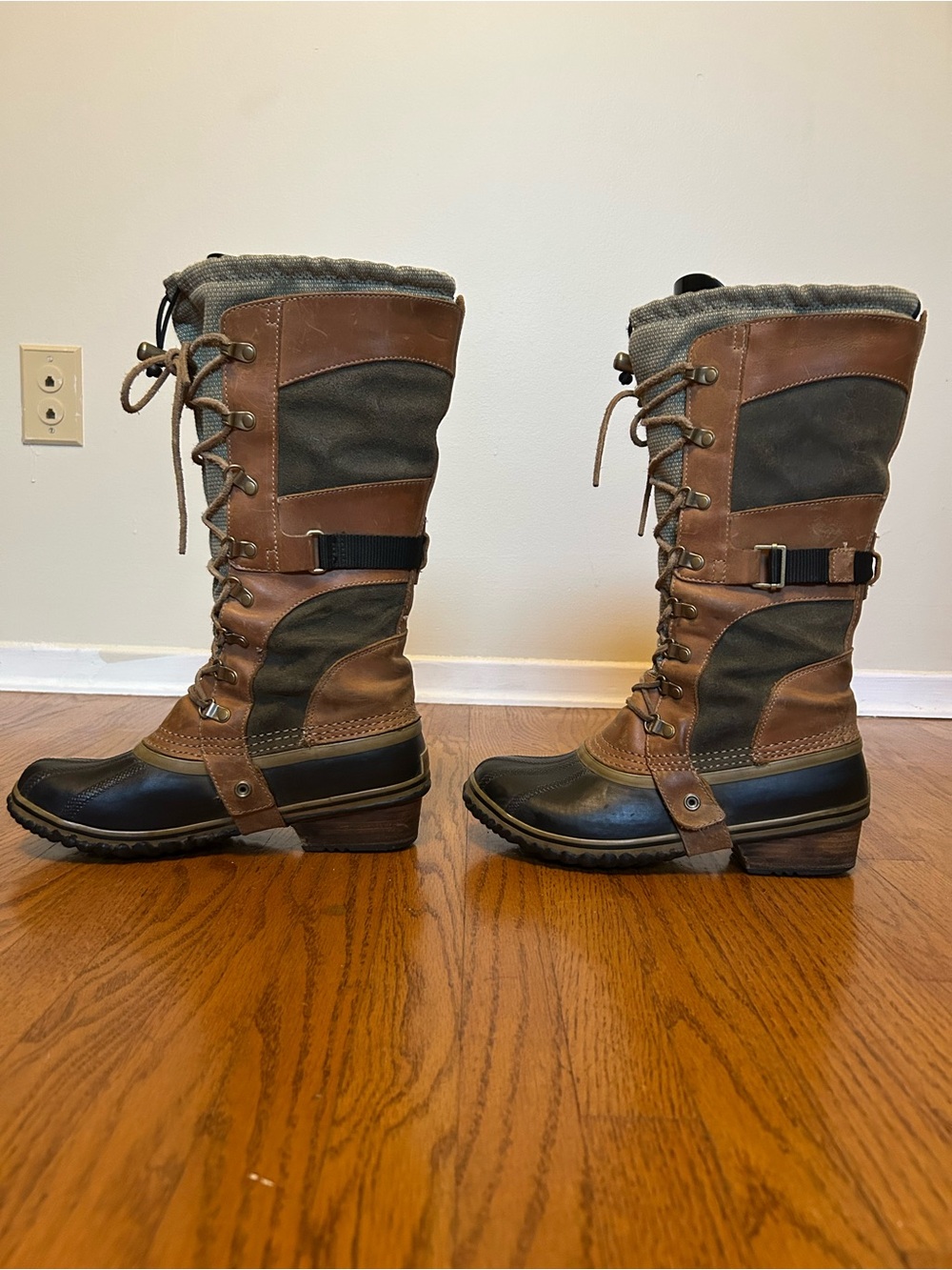 Sorel Conquest Carly Lace-Up Women's Tall Boots Size 8.5